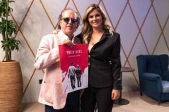 Yaiza Díaz con Rafael de Lorenzo y el lienzo de la portada